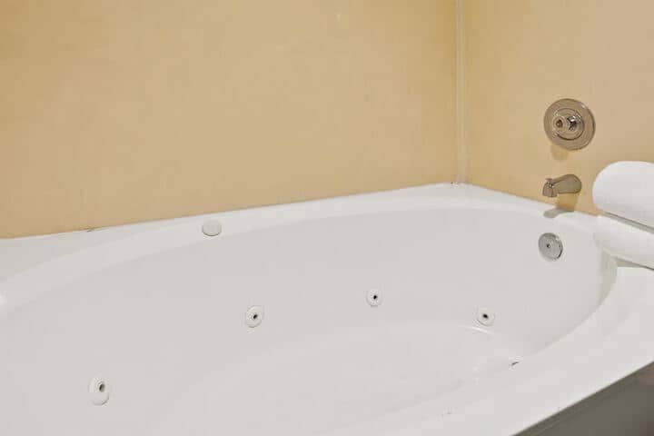Jetted tub